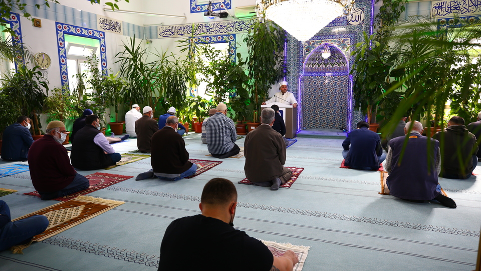 İmam camiyi adeta botanik bahçesine dönüştürdü
