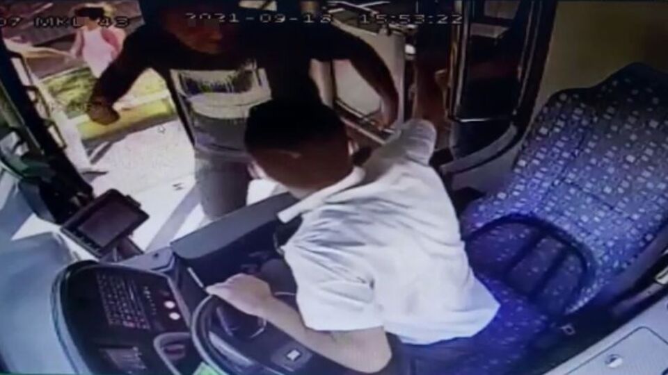 Halk otobüsü şoförü dehşeti yaşadı!