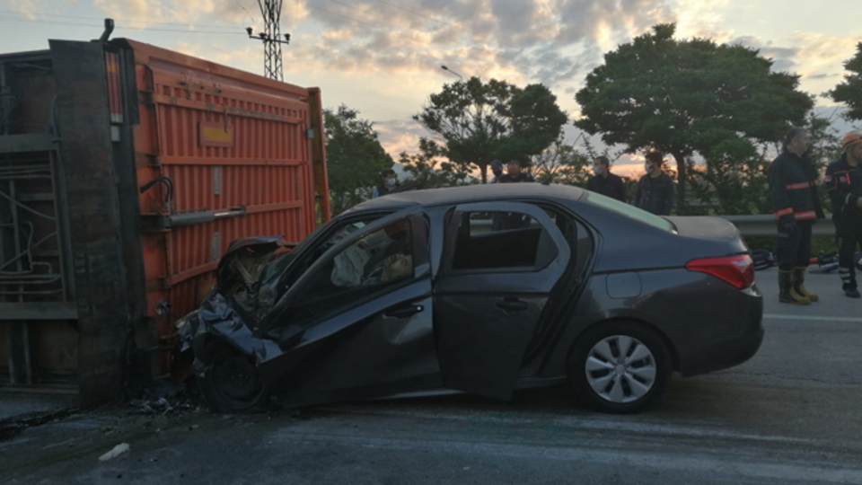 Devrilen TIR'ın sürücüsü: Telefonun feneriyle sürücüyü durdurmaya çalıştım