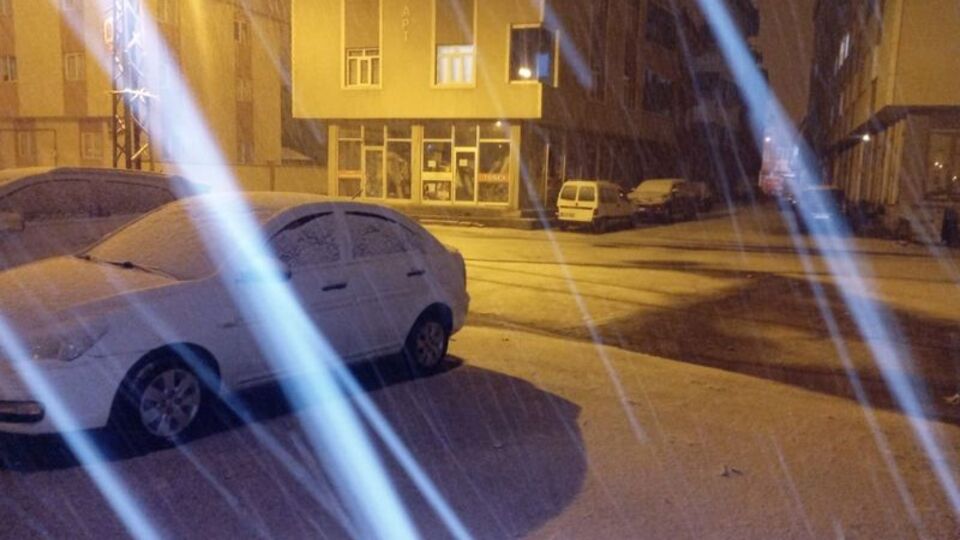 Ardahan ve Kars'a mevsimin ilk karı düştü