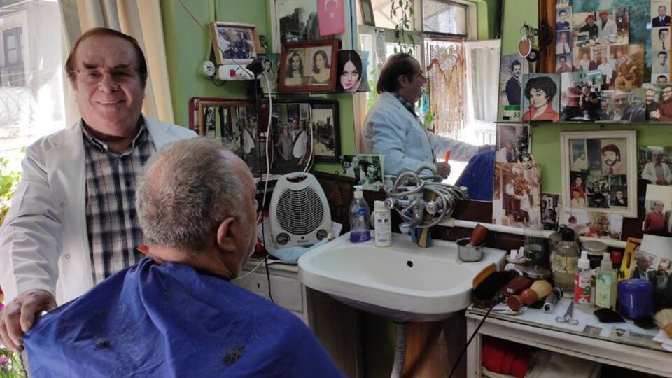 Biriktirdiği yüzlerce fotoğrafla geçmişi yad ediyor