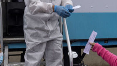 Aşı karşıtı köylüler sağlık çalışanlarını alıkoydu!