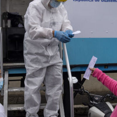 Aşı karşıtı köylüler sağlık çalışanlarını alıkoydu!