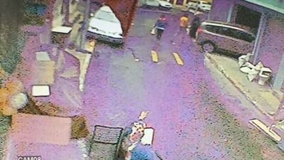 Yaşlı sürücü fren yerine gaza bastı! Yayalar vardı!