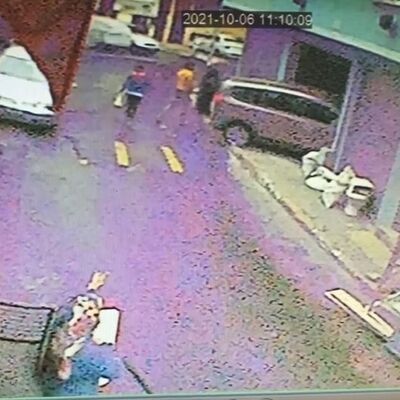 Yaşlı sürücü fren yerine gaza bastı! Yayalar vardı!