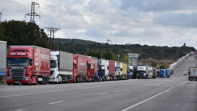 Kilometrelerce kuyruk oluştu