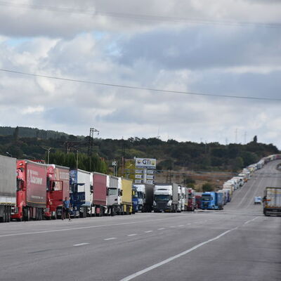 Kilometrelerce kuyruk oluştu