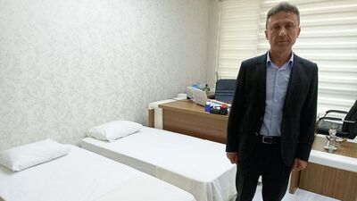 Makam odasını öğrencilere tahsis etti