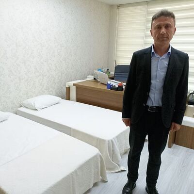 Makam odasını öğrencilere tahsis etti