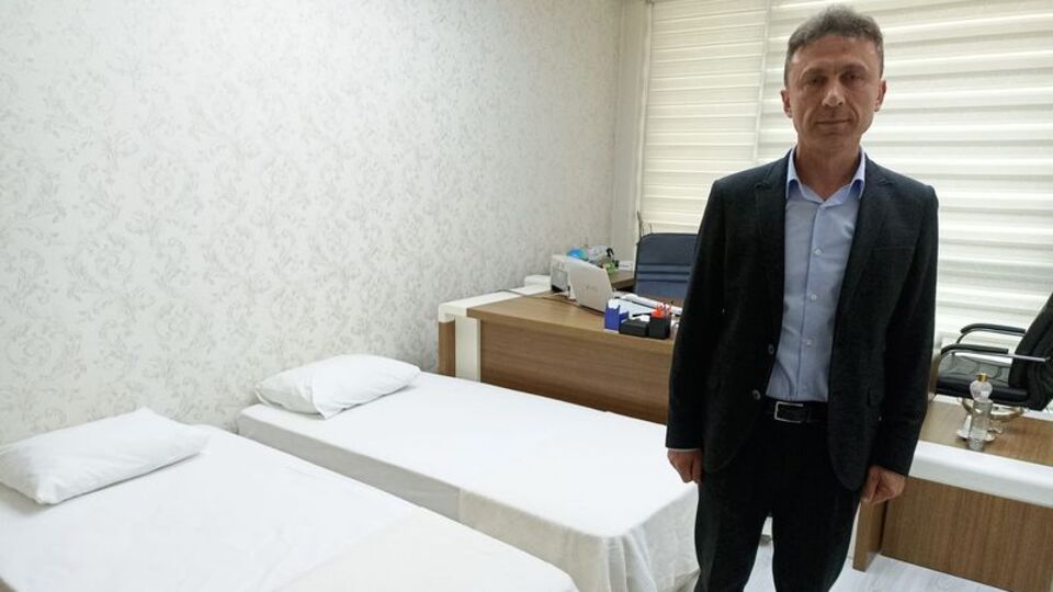 Makam odasını öğrencilere tahsis etti