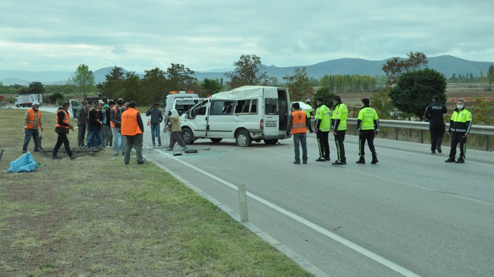 Tarım işçileri kaza yaptı: 18 yaralı!