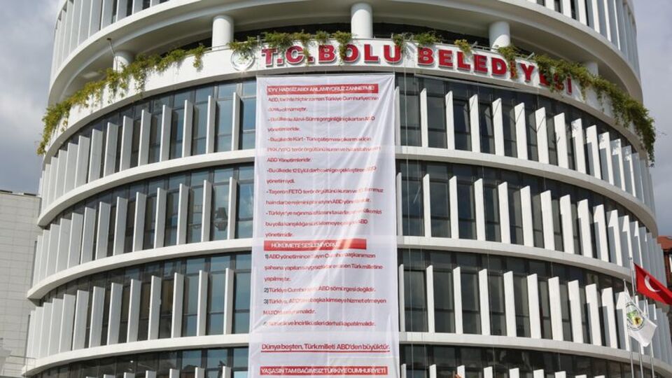 Bolu Belediyesi'nden dikkat çeken pankart!