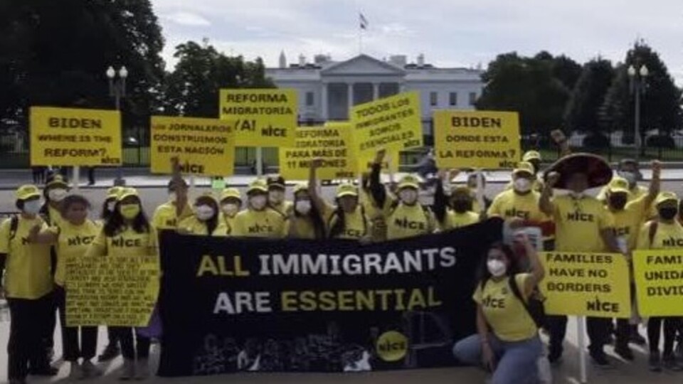 Yasa dışı göçmenlerden Biden protestosu