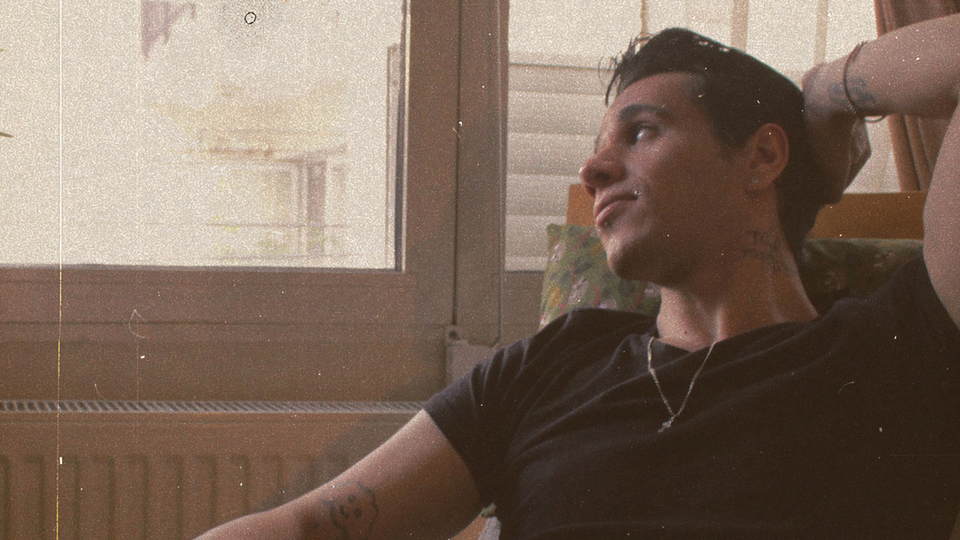 Müzikal kariyerine 'Kendimi Unuttum' ile devam ediyor