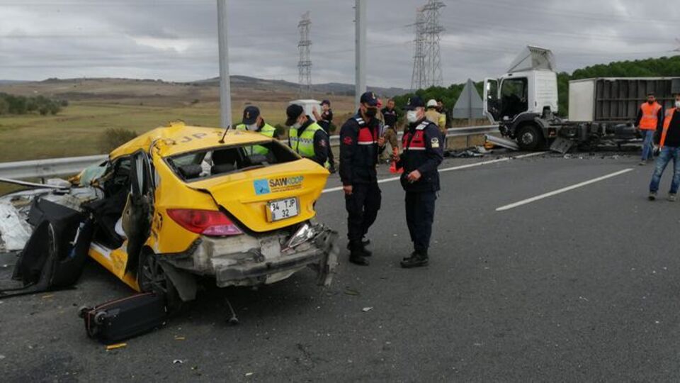 İstanbul'da taksi karşı şeride geçti: 2 ölü!