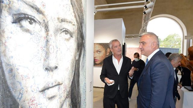 16. Contemporary Istanbul'u gezdi