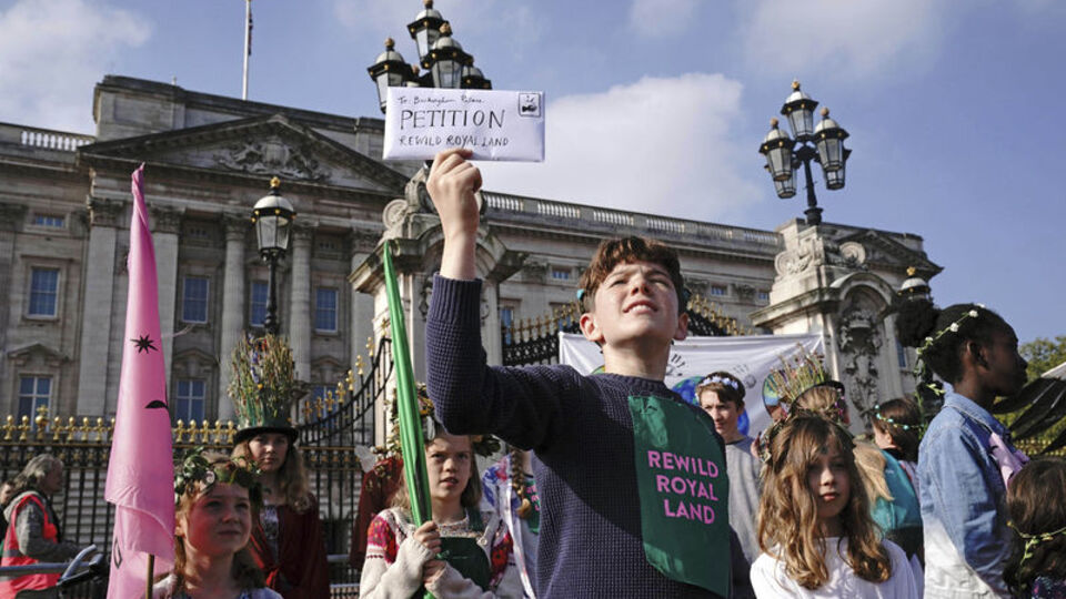 İngiliz kraliyet ailesine: "Arazilerinizi doğaya kazandırın"