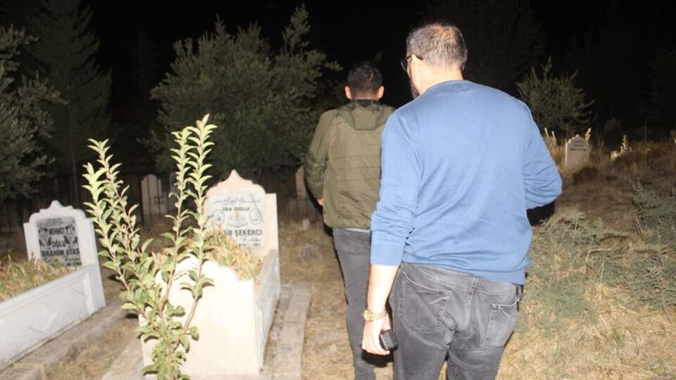 Mezarlıkta bebek aradılar