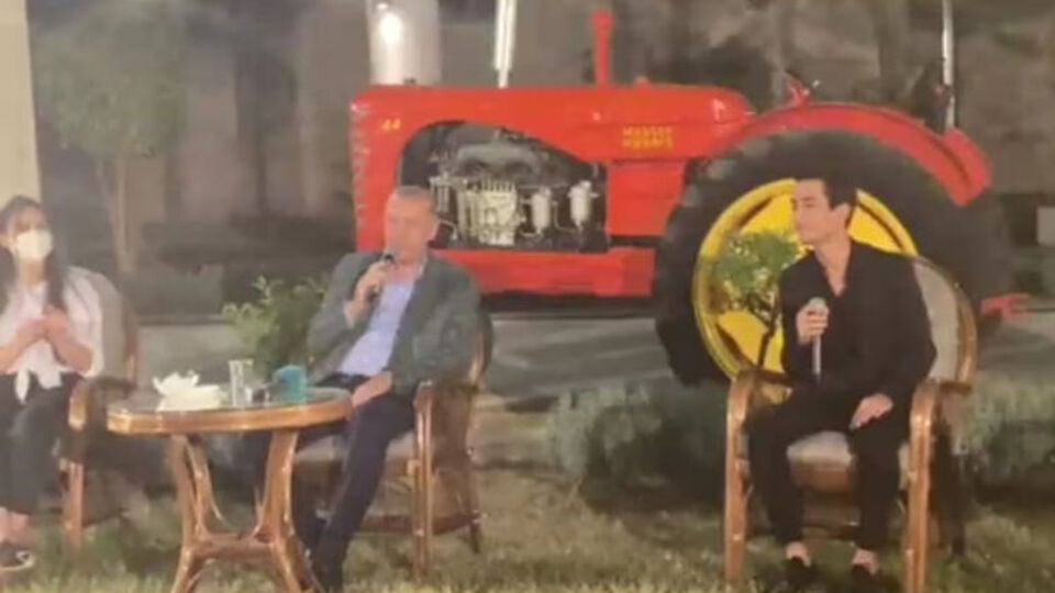 "Uzun ince bir yoldayım" türküsünü söyledi