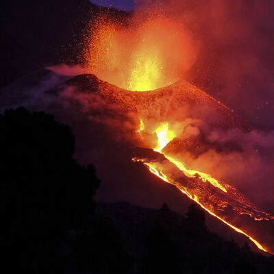 La Palma'daki yanardağ lavlarıyla geceyi aydınlattı!