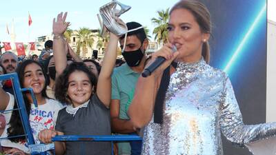 Konserde giydiği ayakkabılarını hediye etti