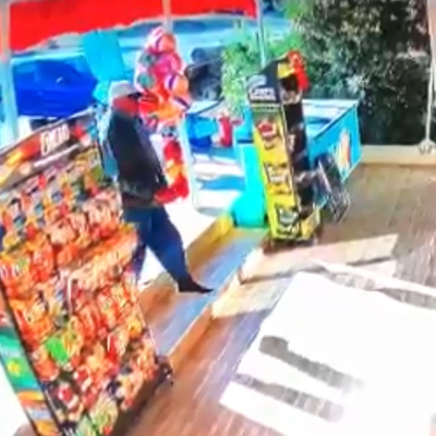 Market kirlenmesin diye ayakkabısını çıkardı