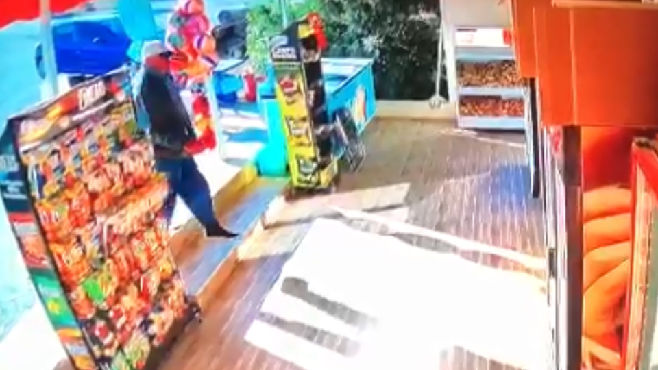 Market kirlenmesin diye ayakkabısını çıkardı