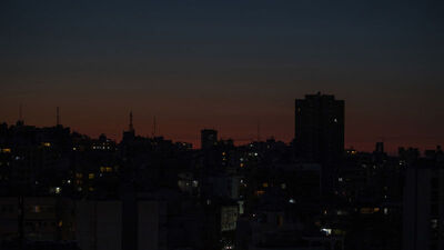 Karanlığa gömülen Lübnan'da yeniden elektrik hizmeti!