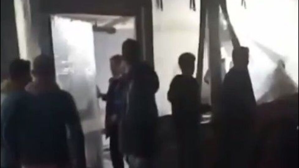 Sopa ve kalaslarla birbirlerine girdiler