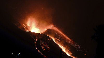 Lavlar onlarca evleri yuttu!