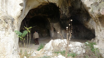 Defineciler bu kez de mağara şapeli hedef aldı!