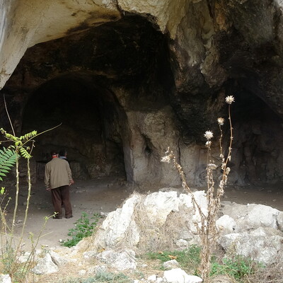 Defineciler bu kez de mağara şapeli hedef aldı!