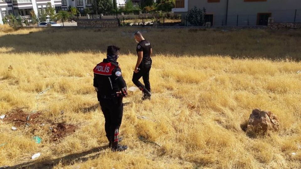 Boşanmak isteyen eşini tüfekle vurdu