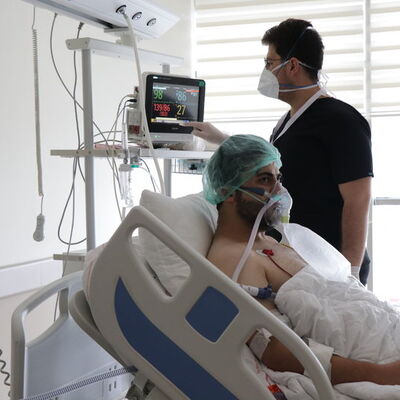 Aşı olun uyarısında bulunan imam hayatını kaybetti