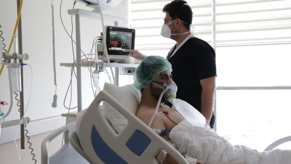 Aşı olun uyarısında bulunan imam hayatını kaybetti