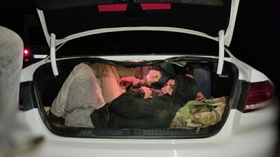 Durdurulan iki araçtan 29 göçmen çıktı