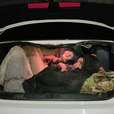 Durdurulan iki araçtan 29 göçmen çıktı