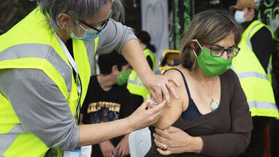 Yeni Zelanda'da eğitim ve sağlık çalışanlarına zorunlu aşı