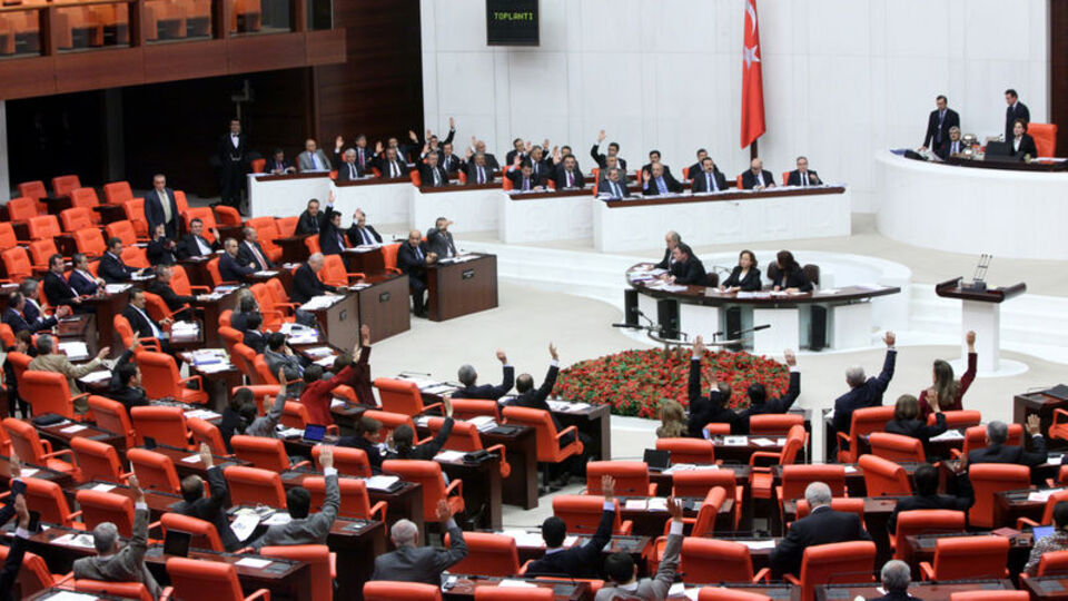 6 partili sistem toplantısı ertelendi