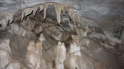 İçerisinde sarkıt ve dikitler olan mağara büyülüyor