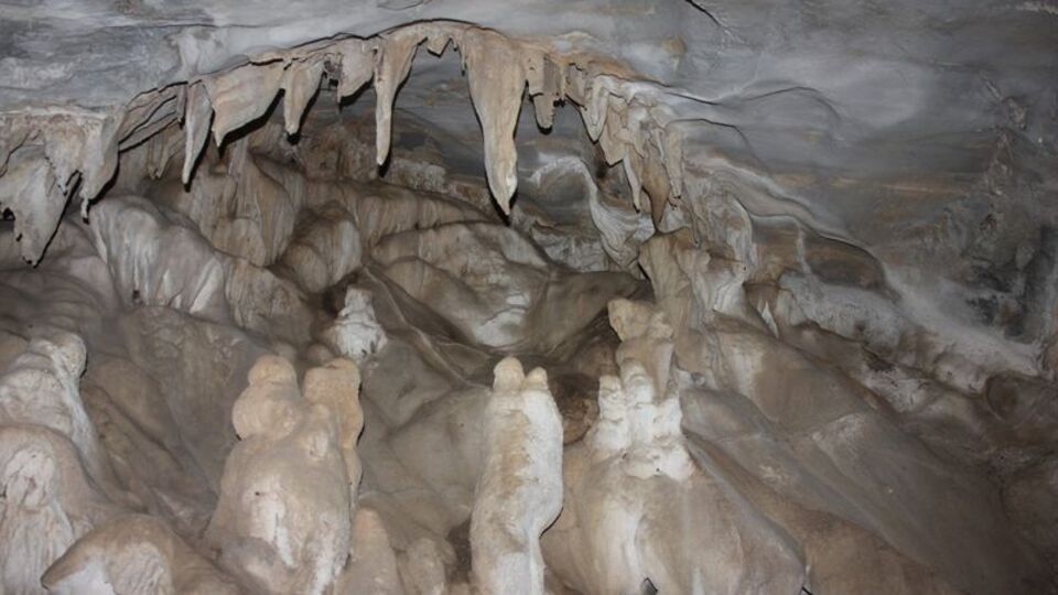 İçerisinde sarkıt ve dikitler olan mağara büyülüyor