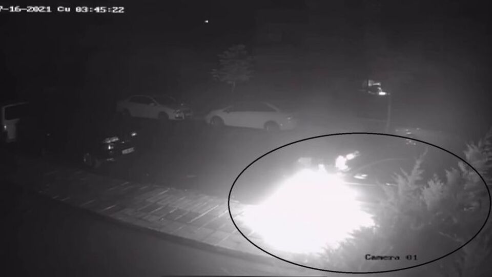 Benzin döküp ateşe verdi