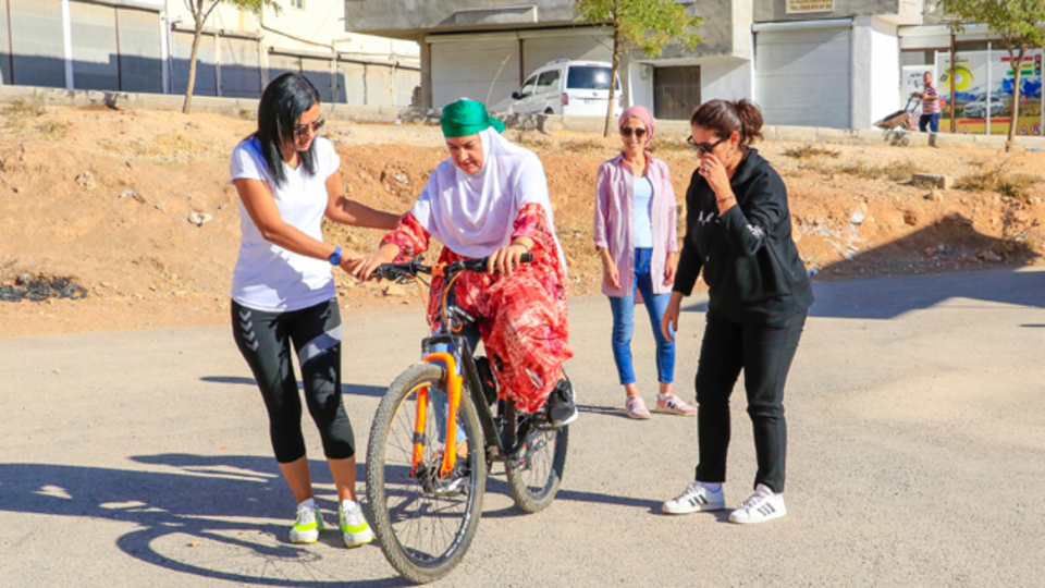5 ayda 72 kadına bisiklet sürmeyi öğretti