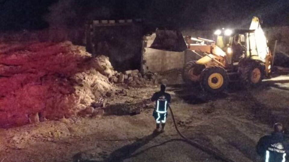 40 ton saman kül oldu