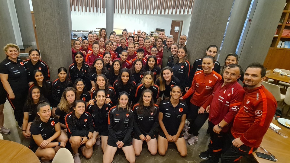 Kuntz, Kadın Millileri ziyaret etti