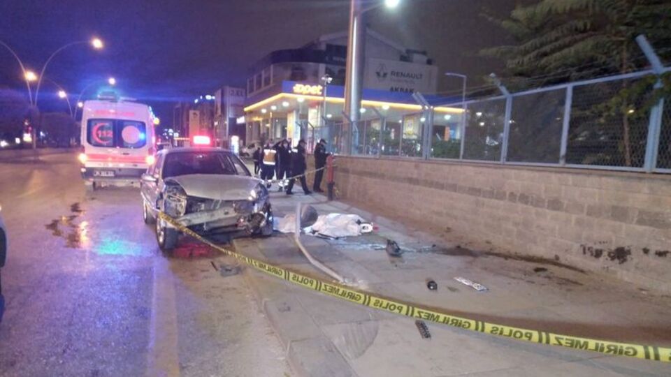 Refüje çarpıp otomobilden fırlayan sürücü öldü