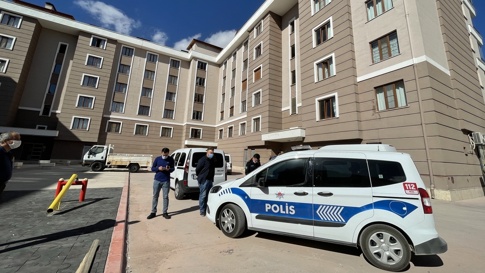 16 yaşındaki çocuk merdiven boşluğuna düştü!