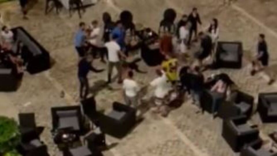 Ruslar ve İngilizler birbirine girdi! "Sevgilime baktın!"