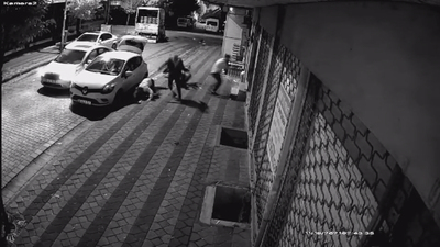 Evlerinin önünde silahlı saldırıya uğradılar!