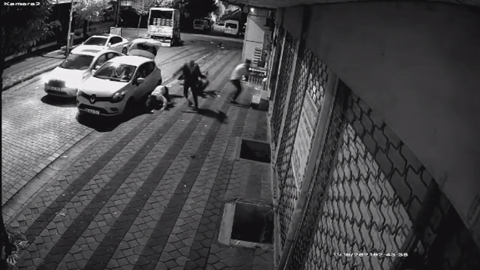 Evlerinin önünde silahlı saldırıya uğradılar!